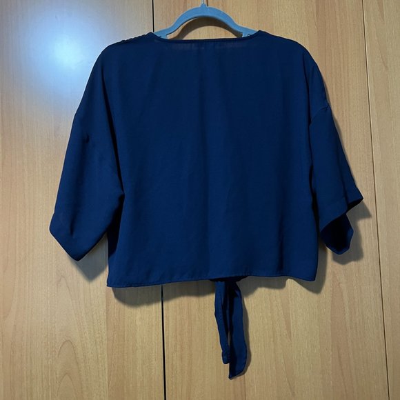 Navy v neck crop top - Picture 2 of 4